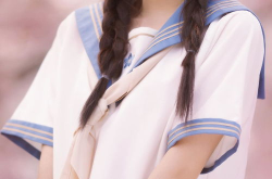 15岁女生穿黑色jk服装,15岁少女演绎黑色JK制服魅力”