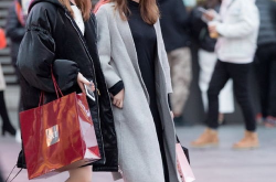 街拍时尚穿搭美女,美女生动演绎时尚穿搭艺术